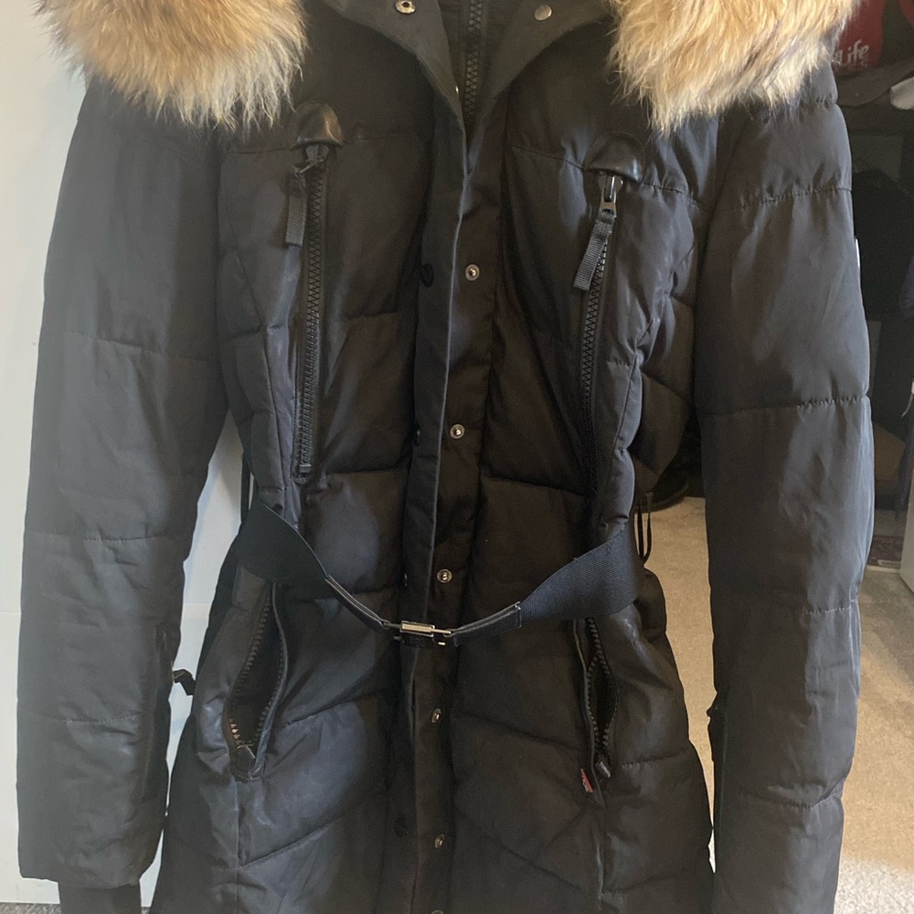 Stylish Black Puffer Jacket with Fur Hood